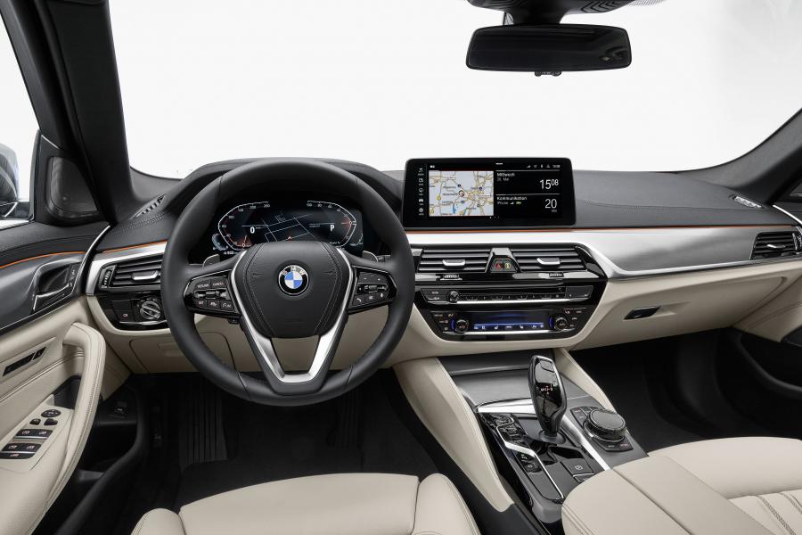 Торпедо BMW 530i Touring Luxury Line (G31) 2020 года  (WW) (фото 35 из 73)